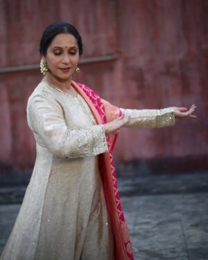 Ashwini Bhave Instagram - Caught in the motion💃

#dance #traditional #motion #tradition #groove #elegance #AshviniBhave
