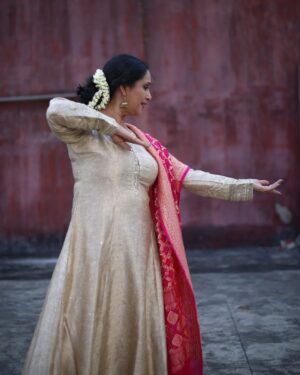 Ashwini Bhave Instagram - Caught in the motion💃

#dance #traditional #motion #tradition #groove #elegance #AshviniBhave