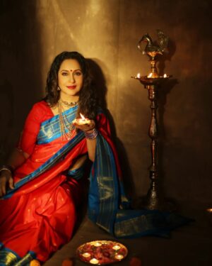 Ashwini Bhave Instagram - With this festival of lights, may you find true joy, prosperity, and love. Wishing you and your loved ones a very Happy Diwali ✨🪔

📸: @shrutisbagwe
In: @deepacheulkar @sajiree_sarees
Jewellery by: @vinod_pvl

#HappyDiwali #diwali2023 #festivalofcolors #saree #photoshoot #diwalispecial #festival #AshviniBhave