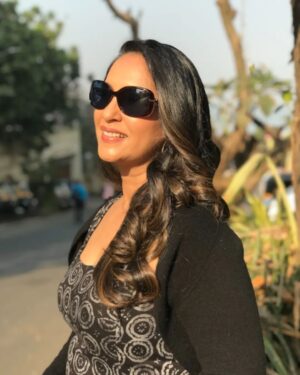 Ashwini Bhave Instagram - Soaking up the sun🌞

#sunshine #soakingupthesun #wednesdayvibes #shadeson #sunnyday #AshviniBhave