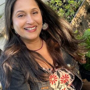 Ashwini Bhave Instagram - Chasing rays of sunshine🌞

#HappySunday #sunshine #sundaysun #backyard #raise #AshviniBhave