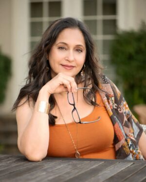 Ashwini Bhave Instagram - Optical illusions in orange hues 👓 🧡

#HappySunday #orangehues #sundayvibes #photoshoot #glasseson #weekendmood #AshviniBhave