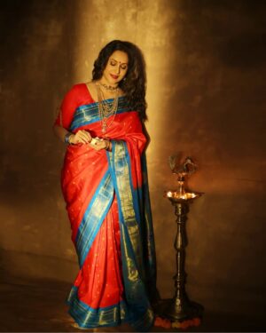 Ashwini Bhave Instagram - With this festival of lights, may you find true joy, prosperity, and love. Wishing you and your loved ones a very Happy Diwali ✨🪔

📸: @shrutisbagwe
In: @deepacheulkar @sajiree_sarees
Jewellery by: @vinod_pvl

#HappyDiwali #diwali2023 #festivalofcolors #saree #photoshoot #diwalispecial #festival #AshviniBhave