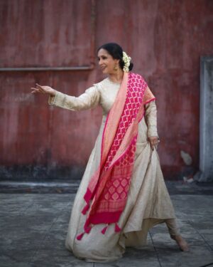 Ashwini Bhave Instagram - Grace & Elegance are my forever partners 🤝

#HappySunday #groove #elegance #photoshoot #pose #kathak #dance #traditional #AshviniBhave