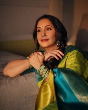 Ashwini Bhave Instagram - Green saree, golden moments. Celebrating Diwali in style!✨💚

📸: @shrutisbagwe
In: @deepacheulkar @sajiree_sarees
Jewellery by: @vinod_pvl
Managed by: @dreamers_pr

#happydiwali #diwali2023 #festivaloflight #photoshoot #saree #festival #AshviniBhave
