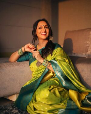 Ashwini Bhave Instagram - Green saree, golden moments. Celebrating Diwali in style!✨💚

📸: @shrutisbagwe
In: @deepacheulkar @sajiree_sarees
Jewellery by: @vinod_pvl
Managed by: @dreamers_pr

#happydiwali #diwali2023 #festivaloflight #photoshoot #saree #festival #AshviniBhave