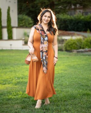 Ashwini Bhave Instagram - Orange vibes all the way! 🧡

#HappySunday #orangehues #sundayvibes #photoshoot #backyard #nature #pose #walk #AshviniBhave