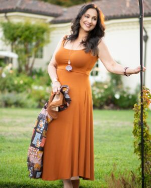 Ashwini Bhave Instagram - Orange vibes all the way! 🧡

#HappySunday #orangehues #sundayvibes #photoshoot #backyard #nature #pose #walk #AshviniBhave