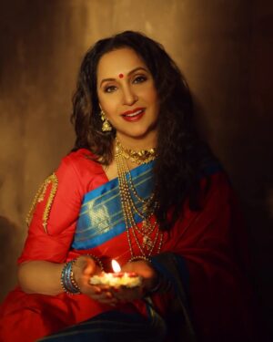 Ashwini Bhave Instagram - With this festival of lights, may you find true joy, prosperity, and love. Wishing you and your loved ones a very Happy Diwali ✨🪔

📸: @shrutisbagwe
In: @deepacheulkar @sajiree_sarees
Jewellery by: @vinod_pvl

#HappyDiwali #diwali2023 #festivalofcolors #saree #photoshoot #diwalispecial #festival #AshviniBhave
