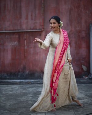 Ashwini Bhave Instagram - Grace & Elegance are my forever partners 🤝

#HappySunday #groove #elegance #photoshoot #pose #kathak #dance #traditional #AshviniBhave