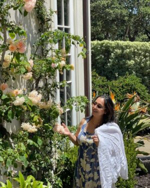 Ashwini Bhave Instagram - Lost in the beauty of my backyard blooms🌸✨

#HappySunday #nature #blooms #backyard #flowers #sundayvibes #garden #AshviniBhave
