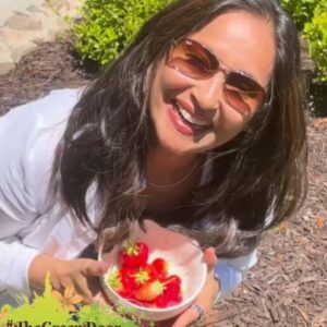 Ashwini Bhave Instagram - My potted strawberries are thriving and their flavor is amazing. They're growing strong, with lush green leaves, and the taste is incredibly sweet and flavorful. 🍓
Let me know if you've had similar experiences or any tips to share. Looking forward to more gardening successes!🍃

#TheGreenDoor #strawberries #planting #nature #strawberryplant #greendoor #harvest #strawberryharvest #AshviniBhave