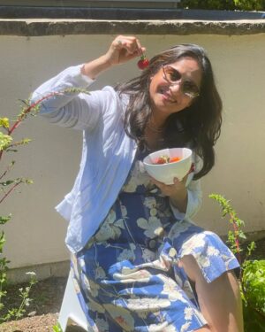 Ashwini Bhave Instagram - Love at first bite!🍓
Stay tuned for the strawberrylicious video🍃
#TheGreenDoor

#HappySunday #strawberries #sundayfunday #thegreendoor #staytuned #upcomingvideo #AshviniBhave