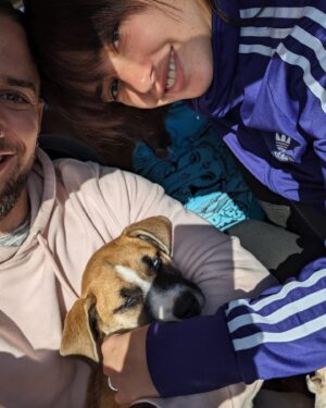 Asia Ortega Instagram - ✨CHILLIN✨ a llegado a casa para llenar corazones. Kayser ya vive con su hermana🐾 y nosotros @adrybilly junto la hija adoptiva 🤍 más guapa
#adopta #adoptanocompres