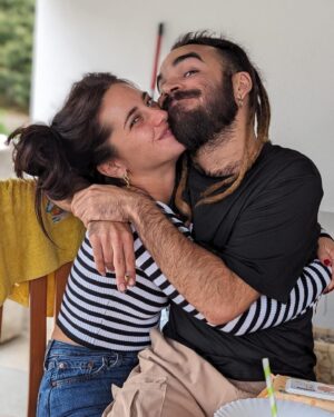 Asia Ortega Instagram - Hay vínculos que atraviesan la vida y crecen juntos aunque sean ramas torcidas🤍✨🖤
@kevin_lisbona