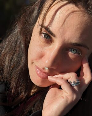 Asia Ortega Instagram - ✨SEPTUM✨Opalo Blanco para mi centro, mi paz y mis sueños cada vez más cercanos. Gracias @msscho.bodypiercer por la delicadeza y la exactitud 🤍🩵🩷
