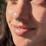 Asia Ortega Instagram - ✨SEPTUM✨Opalo Blanco para mi centro, mi paz y mis sueños cada vez más cercanos. Gracias @msscho.bodypiercer por la delicadeza y la exactitud 🤍🩵🩷