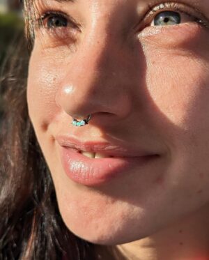 Asia Ortega Instagram - ✨SEPTUM✨Opalo Blanco para mi centro, mi paz y mis sueños cada vez más cercanos. Gracias @msscho.bodypiercer por la delicadeza y la exactitud 🤍🩵🩷