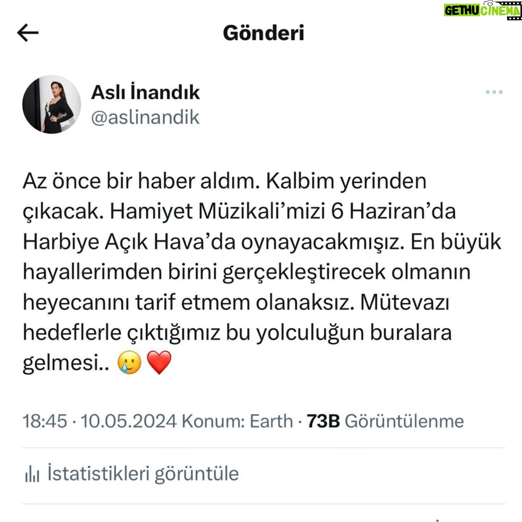 Aslı İnandık Instagram - Bu yolculuğa ne kadar mütevazı hedeflerle ve kısıtlı olanaklarla çıktığımızı düşünüyorum, ve şimdi olayın buralara gelmesine inanamıyorum. 6 Haziran’da Harbiye Açık Hava Tiyatrosu’nda Hamiyet oynuyoruz. Doldurup taşırır mıyız Harbiye’yi? 🚀 Hamiyet, çemberin dışına itilmiş bir kadın. Sokaklarda yaşayan, mahallenin çocuklarını “Hamiyet kapar seni” diye korkuttukları, deli diye damgalanmış bir hayalperest o. Hamiyet, gerçek bir hayat hikayesi. Şimdi bu hikayeyi paylaştığımız güzel seyircimiz artıyor. Buralara gelmesinde en büyük pay seyircimizin 🪬 Teşekkür ederiz… Bilet linki @hamiyetmuzikaltiyatro bio’da! Paylaşıp destek olan herkese şimdiden teşekkür ederim ❤️