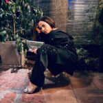 Aslı İnandık Instagram - Şükür fashion dünyasında bu şekil oturarak poz verme işi başladı da artık düz tabanlar için ayaklarda topukluyla dengede durmaya çalışmak tarihe karıştı. Gerçi bende huzursuz bacak sendromu var gibi oturmuşum ama çözücem bunu 👍🏻