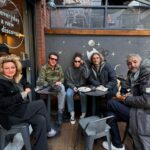 Aslı İnandık Instagram - Teoman, Peyk ekibinden İrfan ve Serdal, Rena ve ben. Hamiyet konuştuk. Çok güzel şeyler yapacağız beraber. Üf keşke spoiler verebilsem. Neyse şunu söyleyeyim 10 Ocak Uniq’te Hamiyet’imizin galası var! Onu söyleyip konuyu şimdilik kapatayım.