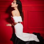 Aslı İnandık Instagram - Ve mutlu son 🧿 buralarda Oben’le yaptığımız bir röportaj da var ha @episodedergi ay bitmeden okuyun 👯 Vallahi bu fotoğrafları kendime saklayamazdım, gülmemeyi becerdiğim 7 tane fotoğrafım olmuş koycam herhalde. Taam bu son.