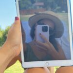 Aslı İnandık Instagram - A: Yine yeşillendi fındık dalları B: … A: Yine yeşillendi fındık dalları B: (tahammülsüz) Zaten hep yeşildi fındık dalları! A: Niye tahammülsüzlük yapıyosun konu açmaya çalışıyorum sonra hiç sohbet etmiyoruz diyosun. B: Bunu kastetmiyorum Orhan, fındık dallarının yeşillendiğini ben de görebiliyorum, kaliteli sohbetten bahsed.. neyse ya…