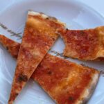 Aslı İnandık Instagram - A: Yine yeşillendi fındık dalları B: … A: Yine yeşillendi fındık dalları B: (tahammülsüz) Zaten hep yeşildi fındık dalları! A: Niye tahammülsüzlük yapıyosun konu açmaya çalışıyorum sonra hiç sohbet etmiyoruz diyosun. B: Bunu kastetmiyorum Orhan, fındık dallarının yeşillendiğini ben de görebiliyorum, kaliteli sohbetten bahsed.. neyse ya…