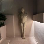 Aslı İnandık Instagram - A: Yine yeşillendi fındık dalları B: … A: Yine yeşillendi fındık dalları B: (tahammülsüz) Zaten hep yeşildi fındık dalları! A: Niye tahammülsüzlük yapıyosun konu açmaya çalışıyorum sonra hiç sohbet etmiyoruz diyosun. B: Bunu kastetmiyorum Orhan, fındık dallarının yeşillendiğini ben de görebiliyorum, kaliteli sohbetten bahsed.. neyse ya…