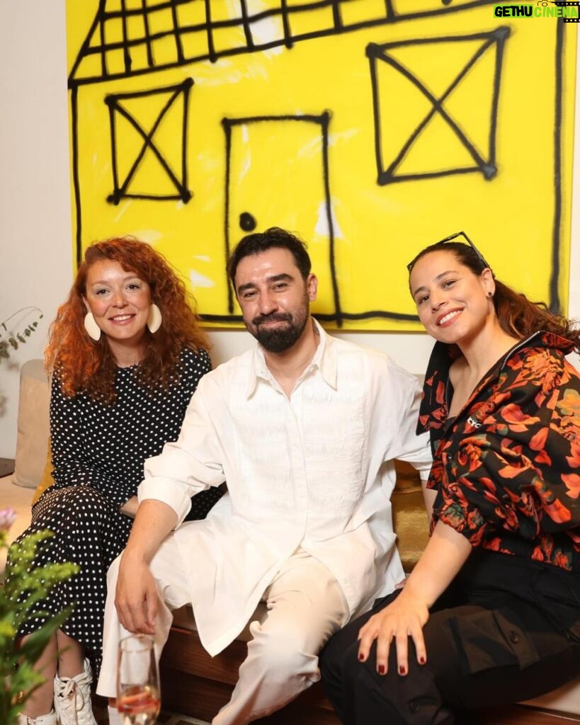 Aslı İnandık Instagram - Aynı gün Arkada Yaylılar Çalıyor’u kutlayıp, ardından İstanbul Film Festivali’ni açtık. Bu haftadan yeterli verimi ben aldım, ben bu haftada razıyam, şimdi sırada festivalde merak ettiğim filmleri görmek var. 🍓 #reklam