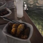 Aslı İnandık Instagram - A: Yine yeşillendi fındık dalları B: … A: Yine yeşillendi fındık dalları B: (tahammülsüz) Zaten hep yeşildi fındık dalları! A: Niye tahammülsüzlük yapıyosun konu açmaya çalışıyorum sonra hiç sohbet etmiyoruz diyosun. B: Bunu kastetmiyorum Orhan, fındık dallarının yeşillendiğini ben de görebiliyorum, kaliteli sohbetten bahsed.. neyse ya…