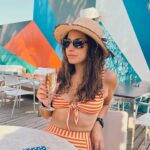 Aslı İnandık Instagram - Baştan aşağı turuncu bir halde plajlarda boy gösteriyorum. Kimse benden böyle bir şeyi talep etmezken ben niye plajlarda turuncu bir halde boy gösteriyorum bilemiyorum… Ben lisede metalciydim, biraz bunu da düşünüyorum, siyah dışında renk giyeni Megadeth zindanlarında çürümeye bırakırdı o zamanlar metalci lobisi. Sonraları Ortaçgil, Fikret Kızılok falan dinlemeye başlayınca gri ve hatta aralarda beyaz renge bile göz kırpmıştım gerçi. Fakat ne iyiymiş düşününce, kombin derdi yoktu. Şimdi turuncular içinde biraz fazla mı dikkat çekiyorum, bilemiyorum… Arada düşünüyorum, metalciler nerede şu an? Tüm metalciler evlenip çoluğa çocuğa mı karıştı hakkaten ay hiç öyle hayal etmemiştik? Peki 2000’lerin başından beri hiç metalci yetişmedi mi bu topraklarda ses verin. Neden herkes rap dinliyo? Neyse, ben hala aralarda Anathema, Epica falan dinliyorum ama onlar metal değil falan demeyin vallahi kavga ederiz.