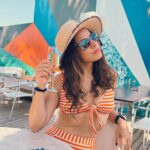 Aslı İnandık Instagram - Baştan aşağı turuncu bir halde plajlarda boy gösteriyorum. Kimse benden böyle bir şeyi talep etmezken ben niye plajlarda turuncu bir halde boy gösteriyorum bilemiyorum… Ben lisede metalciydim, biraz bunu da düşünüyorum, siyah dışında renk giyeni Megadeth zindanlarında çürümeye bırakırdı o zamanlar metalci lobisi. Sonraları Ortaçgil, Fikret Kızılok falan dinlemeye başlayınca gri ve hatta aralarda beyaz renge bile göz kırpmıştım gerçi. Fakat ne iyiymiş düşününce, kombin derdi yoktu. Şimdi turuncular içinde biraz fazla mı dikkat çekiyorum, bilemiyorum… Arada düşünüyorum, metalciler nerede şu an? Tüm metalciler evlenip çoluğa çocuğa mı karıştı hakkaten ay hiç öyle hayal etmemiştik? Peki 2000’lerin başından beri hiç metalci yetişmedi mi bu topraklarda ses verin. Neden herkes rap dinliyo? Neyse, ben hala aralarda Anathema, Epica falan dinliyorum ama onlar metal değil falan demeyin vallahi kavga ederiz.