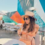 Aslı İnandık Instagram - Baştan aşağı turuncu bir halde plajlarda boy gösteriyorum. Kimse benden böyle bir şeyi talep etmezken ben niye plajlarda turuncu bir halde boy gösteriyorum bilemiyorum… Ben lisede metalciydim, biraz bunu da düşünüyorum, siyah dışında renk giyeni Megadeth zindanlarında çürümeye bırakırdı o zamanlar metalci lobisi. Sonraları Ortaçgil, Fikret Kızılok falan dinlemeye başlayınca gri ve hatta aralarda beyaz renge bile göz kırpmıştım gerçi. Fakat ne iyiymiş düşününce, kombin derdi yoktu. Şimdi turuncular içinde biraz fazla mı dikkat çekiyorum, bilemiyorum… Arada düşünüyorum, metalciler nerede şu an? Tüm metalciler evlenip çoluğa çocuğa mı karıştı hakkaten ay hiç öyle hayal etmemiştik? Peki 2000’lerin başından beri hiç metalci yetişmedi mi bu topraklarda ses verin. Neden herkes rap dinliyo? Neyse, ben hala aralarda Anathema, Epica falan dinliyorum ama onlar metal değil falan demeyin vallahi kavga ederiz.