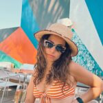 Aslı İnandık Instagram - Baştan aşağı turuncu bir halde plajlarda boy gösteriyorum. Kimse benden böyle bir şeyi talep etmezken ben niye plajlarda turuncu bir halde boy gösteriyorum bilemiyorum… Ben lisede metalciydim, biraz bunu da düşünüyorum, siyah dışında renk giyeni Megadeth zindanlarında çürümeye bırakırdı o zamanlar metalci lobisi. Sonraları Ortaçgil, Fikret Kızılok falan dinlemeye başlayınca gri ve hatta aralarda beyaz renge bile göz kırpmıştım gerçi. Fakat ne iyiymiş düşününce, kombin derdi yoktu. Şimdi turuncular içinde biraz fazla mı dikkat çekiyorum, bilemiyorum… Arada düşünüyorum, metalciler nerede şu an? Tüm metalciler evlenip çoluğa çocuğa mı karıştı hakkaten ay hiç öyle hayal etmemiştik? Peki 2000’lerin başından beri hiç metalci yetişmedi mi bu topraklarda ses verin. Neden herkes rap dinliyo? Neyse, ben hala aralarda Anathema, Epica falan dinliyorum ama onlar metal değil falan demeyin vallahi kavga ederiz.