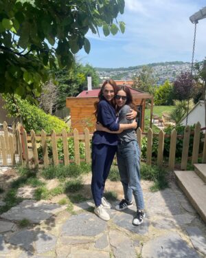 Aslı Mavitan Instagram - Acısıyla, tatlısıyla koca bir sezonu daha geride bıraktık, bizi yalnız bırakmayan tüm izleyicilerimize ve yayında ve yapımda emeği geçen herkese canım hocalarım @serkanbirinci @nesekelsoy ‘a çok teşekkür ediyorum 🙏🏻 3. Sezon finalimiz bu akşam 20:00’de @atvturkiye ‘de. 4. sezonda bakalım Ayla’cım seni neler bekliyor olacak, bizi özleyiiin ☺️🙏🏻
#ayla #kardeşlerim #sezonfinali