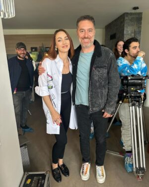 Aslı Mavitan Instagram - Acısıyla, tatlısıyla koca bir sezonu daha geride bıraktık, bizi yalnız bırakmayan tüm izleyicilerimize ve yayında ve yapımda emeği geçen herkese canım hocalarım @serkanbirinci @nesekelsoy ‘a çok teşekkür ediyorum 🙏🏻 3. Sezon finalimiz bu akşam 20:00’de @atvturkiye ‘de. 4. sezonda bakalım Ayla’cım seni neler bekliyor olacak, bizi özleyiiin ☺️🙏🏻
#ayla #kardeşlerim #sezonfinali