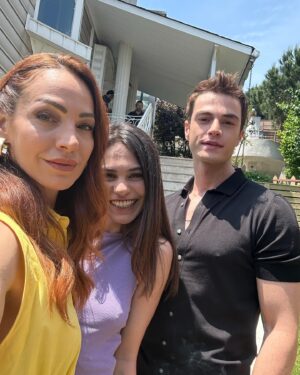 Aslı Mavitan Instagram - Acısıyla, tatlısıyla koca bir sezonu daha geride bıraktık, bizi yalnız bırakmayan tüm izleyicilerimize ve yayında ve yapımda emeği geçen herkese canım hocalarım @serkanbirinci @nesekelsoy ‘a çok teşekkür ediyorum 🙏🏻 3. Sezon finalimiz bu akşam 20:00’de @atvturkiye ‘de. 4. sezonda bakalım Ayla’cım seni neler bekliyor olacak, bizi özleyiiin ☺️🙏🏻
#ayla #kardeşlerim #sezonfinali