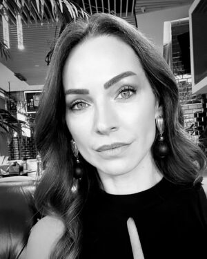 Aslı Mavitan Instagram - ❤️🖤
#ayla #kardeşlerim