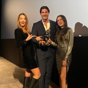 Aslı Mavitan Instagram - Sarajevo Fashion Film Festivali  ödüllerini topladık 🏆

📸 @ozenrabiia 

#ruins #mug #fashionfilmfestival #sarajevofilmfestival