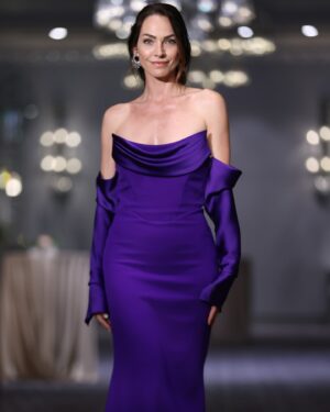 Aslı Mavitan Instagram - Ayla 💜
📸 @ferhatsirinn 

Styling @aysegul_hsnoglu 
Saç @dalllmustafa 
Makyaj @gulerurkl 

@kardeslerim @ngmediatv @atvturkiye 
#kardeşlerim #mezuniyetbalosu