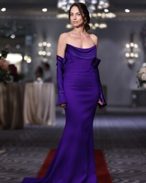 Aslı Mavitan Instagram - Ayla 💜
📸 @ferhatsirinn 

Styling @aysegul_hsnoglu 
Saç @dalllmustafa 
Makyaj @gulerurkl 

@kardeslerim @ngmediatv @atvturkiye 
#kardeşlerim #mezuniyetbalosu