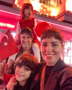 Aslı Tandoğan Instagram - Nice 100 yıllara güzel Cumhuriyetim🇹🇷 Seni her andığımda gözlerim doluyor,kalbim sızlıyor❤️ Atama ve bu topraklar için canını veren tüm kahramanlarımıza minnet,saygı ve sevgiyle❤️🇹🇷