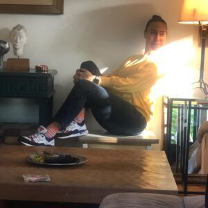 Aslı Aybars Instagram - Çizgili çoraplı, tabureye tünemiş muzur gülümsemeli tatlı kız 👧🏻 Canım kendimin ve tüm kız çocuklarının dünya kız çocukları günü kutlu olsun 👧🏻☺️ 
#dünyakızçocuklarıgünü
