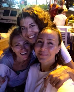 Aslı Aybars Instagram - Oysa ki herşey çok normal başlamıştı 🙃🤣 @aslihan72 @yelizgercek1 ❤️❤️❤️