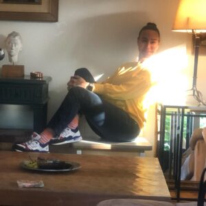 Aslı Aybars Instagram - Çizgili çoraplı, tabureye tünemiş muzur gülümsemeli tatlı kız 👧🏻 Canım kendimin ve tüm kız çocuklarının dünya kız çocukları günü kutlu olsun 👧🏻☺️ 
#dünyakızçocuklarıgünü