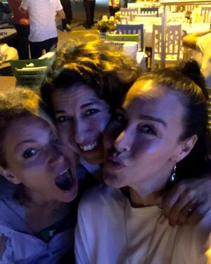 Aslı Aybars Instagram - Oysa ki herşey çok normal başlamıştı 🙃🤣 @aslihan72 @yelizgercek1 ❤️❤️❤️