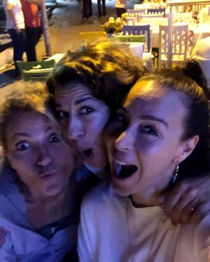Aslı Aybars Instagram - Oysa ki herşey çok normal başlamıştı 🙃🤣 @aslihan72 @yelizgercek1 ❤️❤️❤️