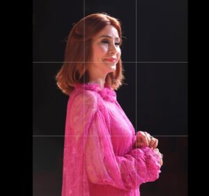Aslı Aybars Instagram - 1996 senesiydi okuldan yeni mezun olmuştum, bir arkadaşımdan sevgili @nedimsaban ‘ın @tiyatrokare1992 ‘de koyacağı bir oyun için bir kadın oyuncu arandığını duydum, hemen numarayı bulup tiyatroya telefon ettim karşıma çıkan kişi beni görüşme için tiyatroya beklediklerini söyledi, uçarak gittim. Sevgili Nedim tüm sıcaklığı ile karşıladı beni, biraz sohbet ettikten sonra ‘rol senindir’ dedi. Ve böylelikle ilk profesyonel sahne deneyimim Oscar adlı oyunla başlamış oldu. Şahane bir ekiple çok severek oynadım Collet’i. Aradan tam 27 yıl geçti ve şimdi de yuvam olan @sehirtiyatrolari ında yine Oscar oyunuyla sahnedeyim. Yine şahane bir ekip ve yeni yol arkadaşım Madam Barnier ile 🌸🙏🌟bu akşam 27 Mart Dünya Tiyatro Gününü sahnede birlikte kutlayacağız. İlk teşekkürüm, bugüne kadar oynadığım rolleri bana oynama fırsatı veren mesleğime. İyi ki seni seçmişim 🤍🌟
Tüm oyun arkadaşlarımın, hocalarımın, meslektaşlarımın,sanat severlerin ve bu yola çıkmama vesile olan herkesin günü kutlu olsun. Bu şahane fotoğraflar için @ahmetabas çok teşekkürler 🌟🙏🤍🤗 #27martdünyatiyatrogünü