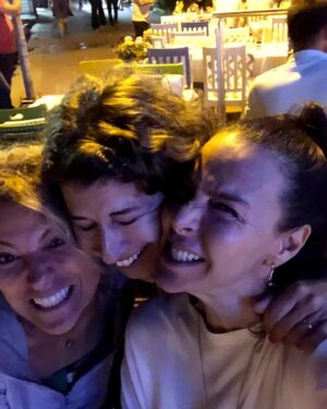 Aslı Aybars Instagram - Oysa ki herşey çok normal başlamıştı 🙃🤣 @aslihan72 @yelizgercek1 ❤️❤️❤️
